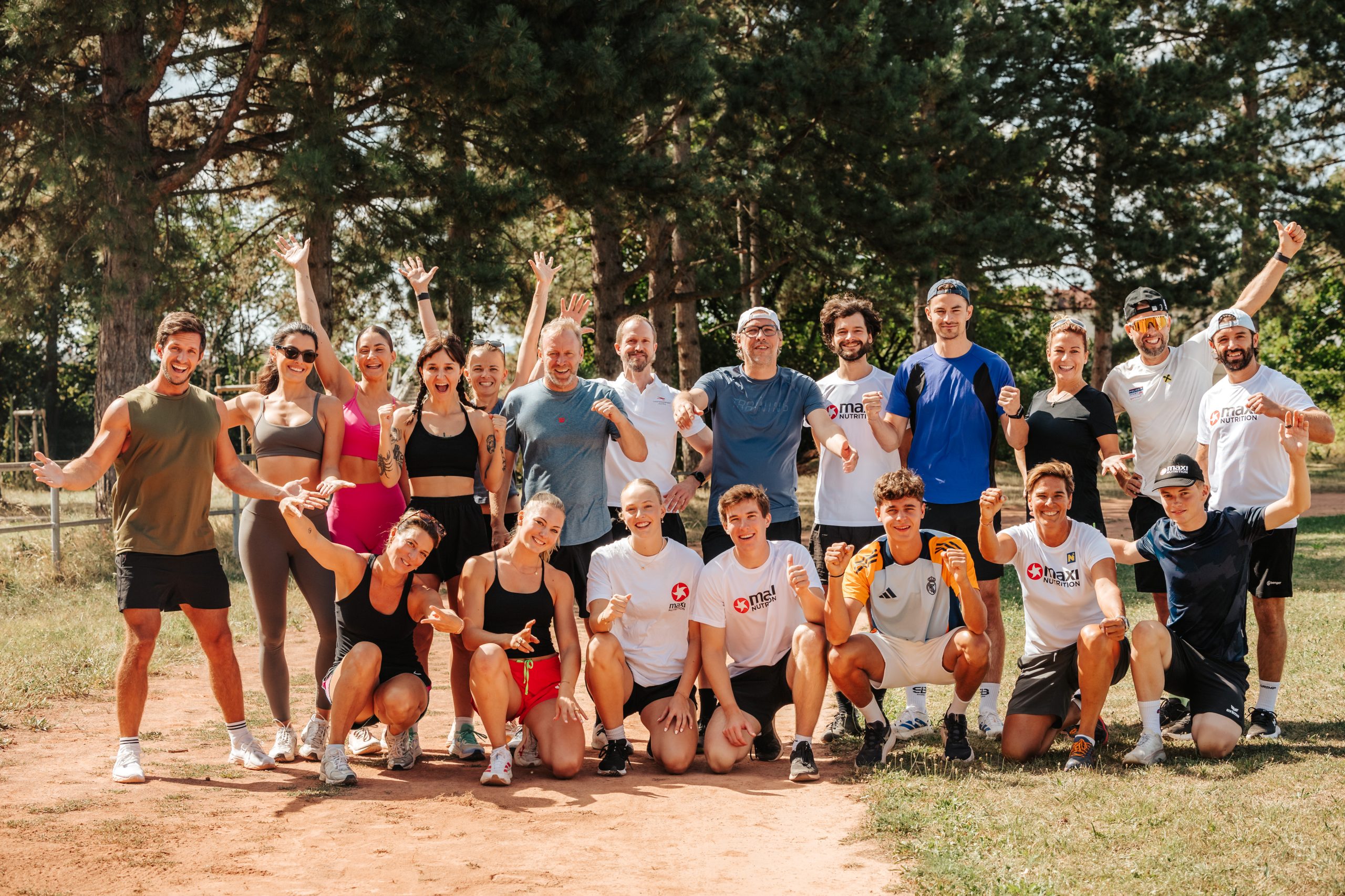 Gruppenbild aller Sportler:innen der MaxiNutrition Sportchallenge 2025.
