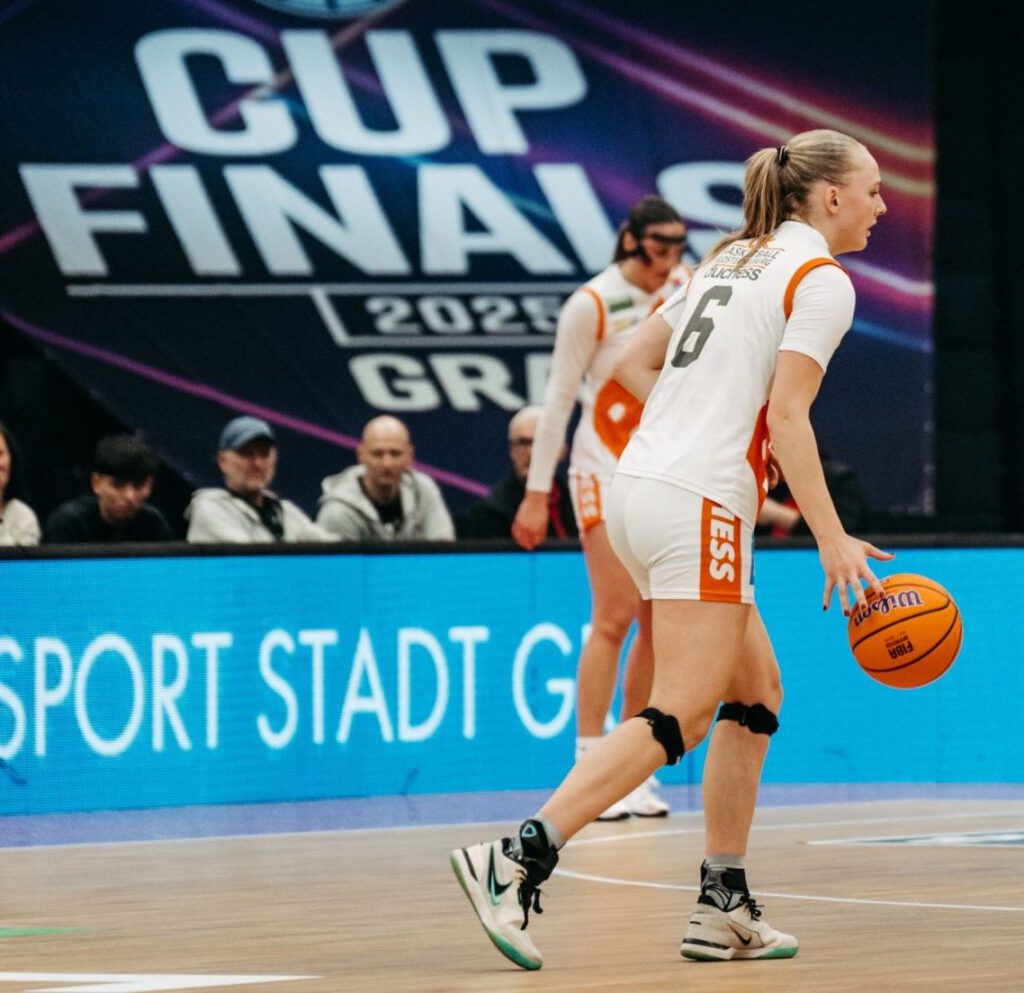 MaxiNutrition Nachwuchstalent und BK Duchess Spielerin Sina Höllerl dribbelt mit dem Ball.