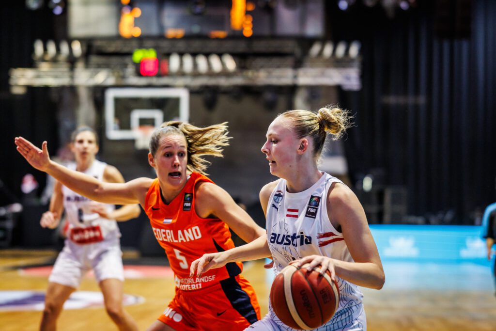 Sina Höllerl im Zweikampf mit einer Basketballerin der gegnerischen Mannschaft.
