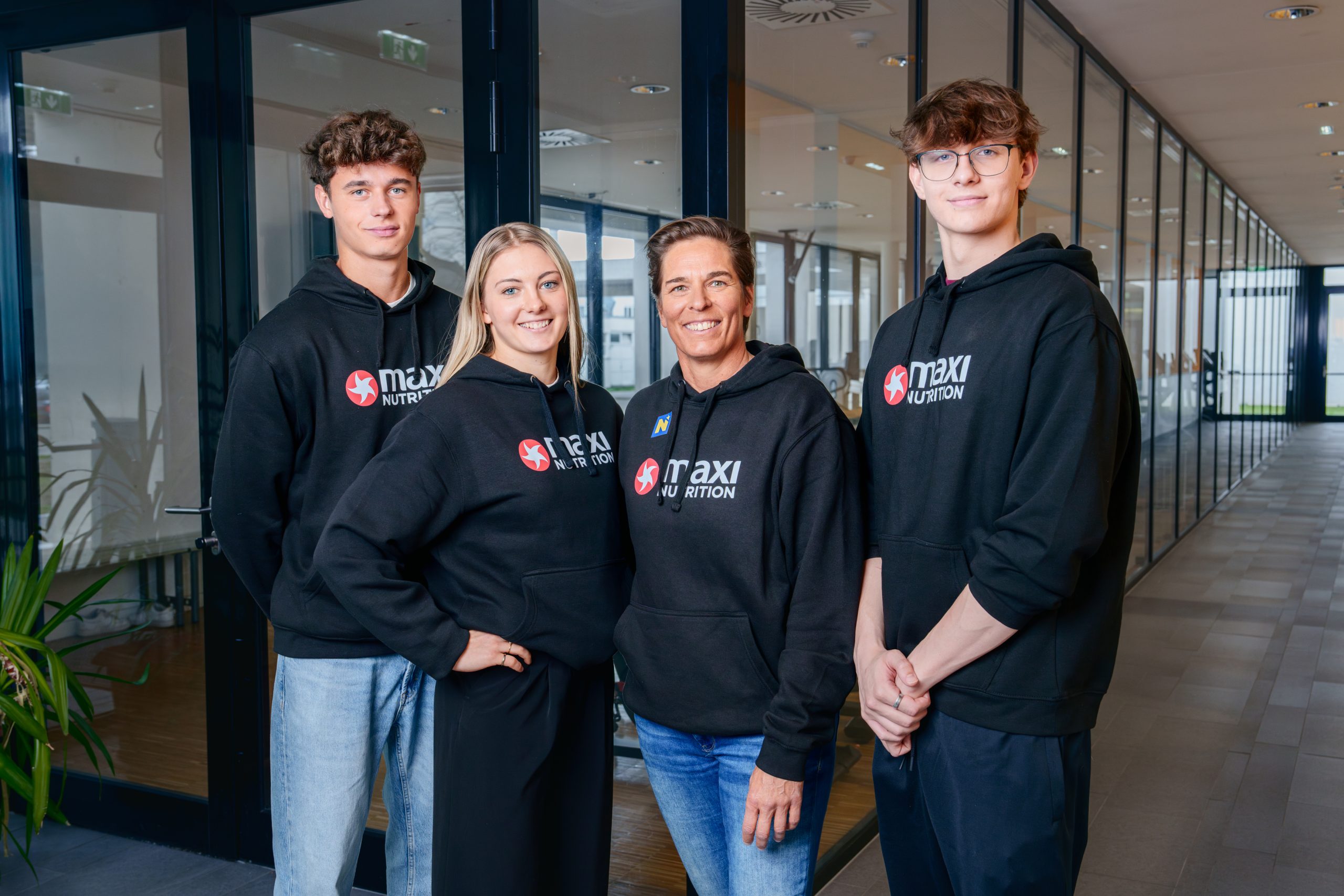 Die neuen Sportler:innen der MaxiNutrition Nachwuchsklasse Nico Hipfl, Magdalena Rauter und Christian Giefing gemeinsam mit Mentorin Michi Dorfmeister.