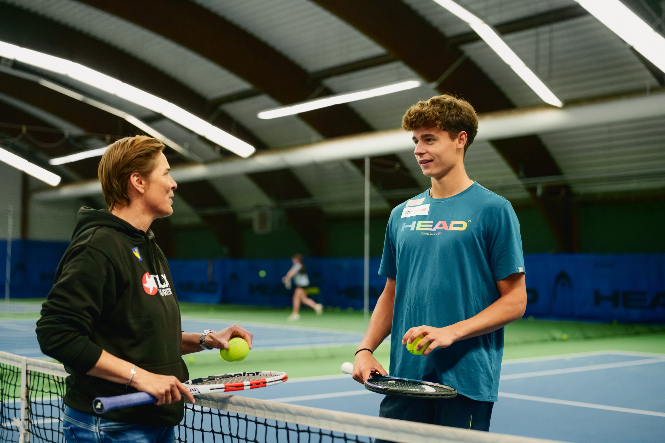 Nico Hipfl gemeinsam mit Michi Dorfmeister am Tennisplatz.