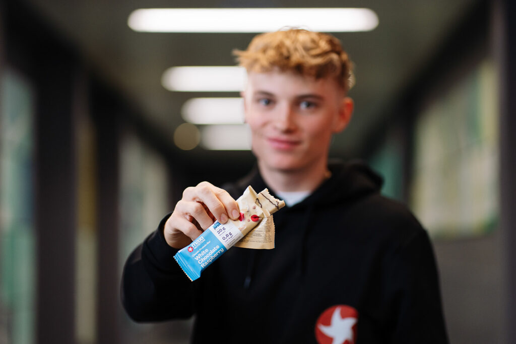 Raphael Kokas isst MaxiNutrition Proteinriegel White Chocolate Raspberry