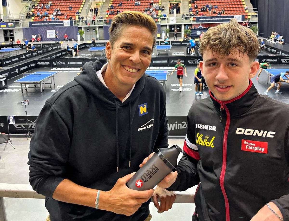 Auch Skisport-Ikone und Mentorin der MaxiNutrition Nachwuchsklasse Michi Dorfmeister war vor Ort und unterstützte Julian Rzihauschek während des ersten Wettkampftags.
