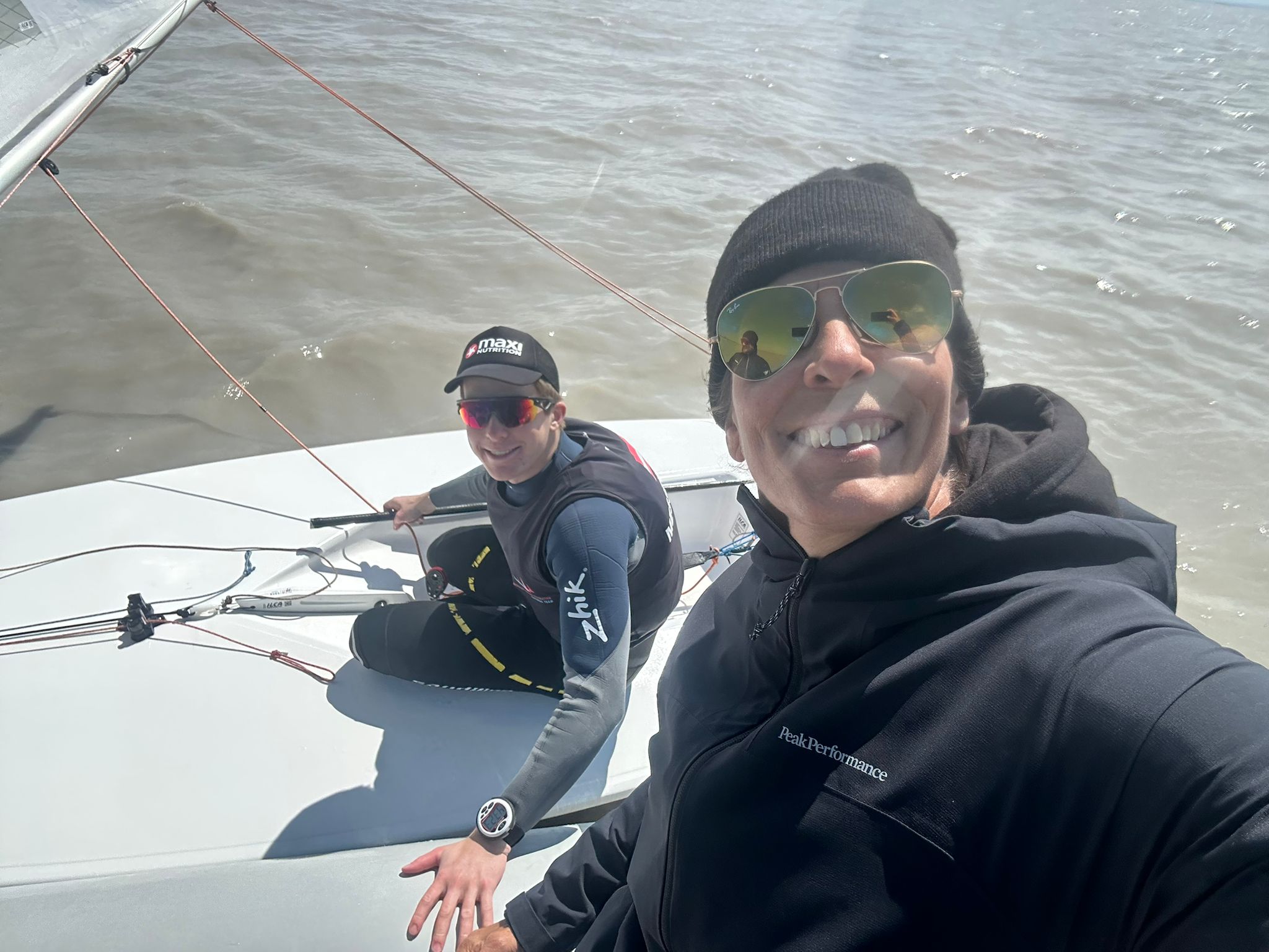Michi Dorfmeister und Anton Messeritsch gemeinsam am Segelboot bei der diesjährige Staatsmeisterschaft in der olympischen Einhandklasse ILCA 7 am Neusiedler See in Podersdorf. (c) Michaela Dorfmeister