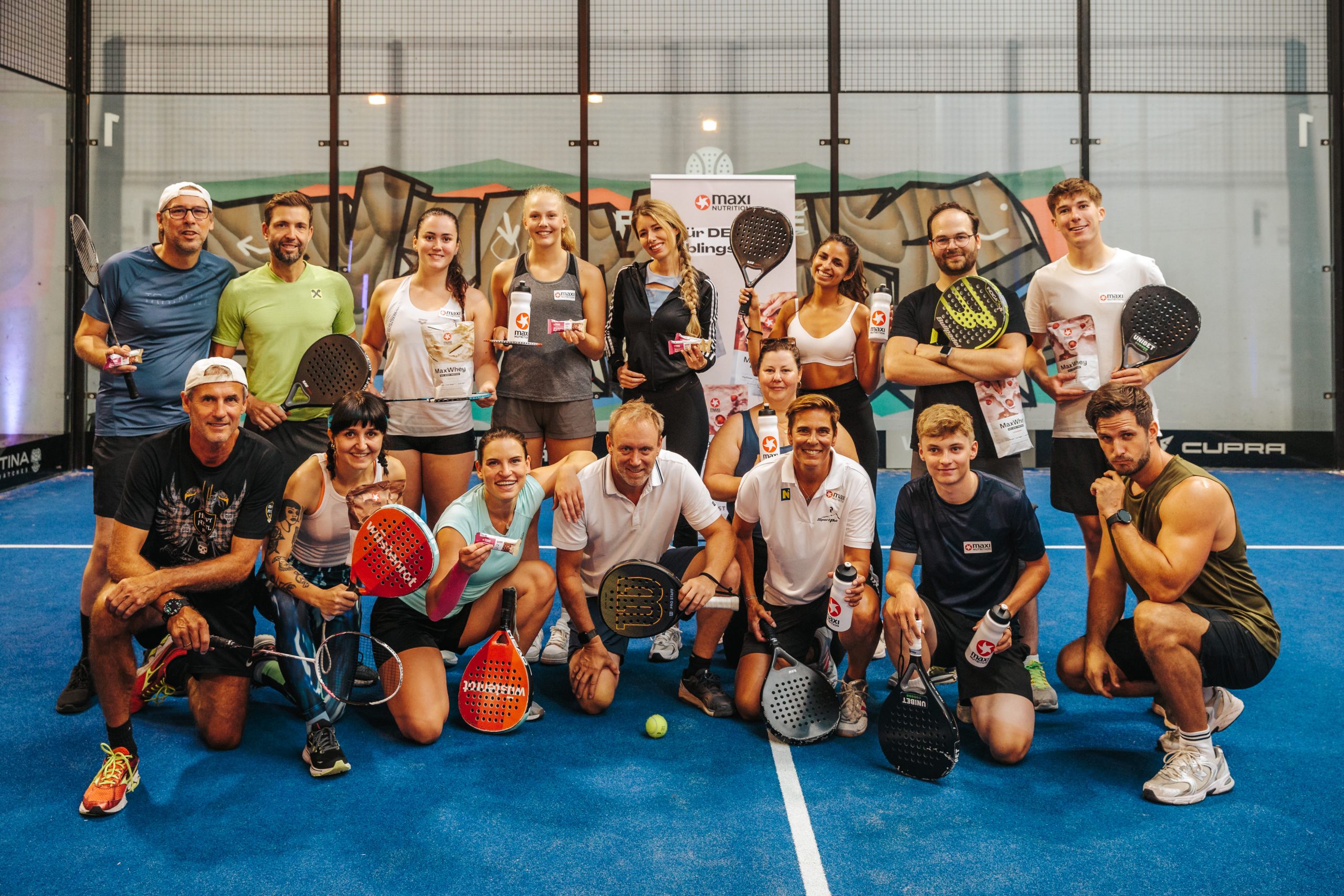 Die Teilnehmer:nnen der MaxiNutrition Sportchallenge am Padle Tennis Court.