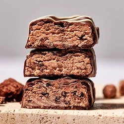 MaxiNutrition Classic Protein Bar Chocolate Brownie 40g – drei aufgeschnittene Riegel gestapelt