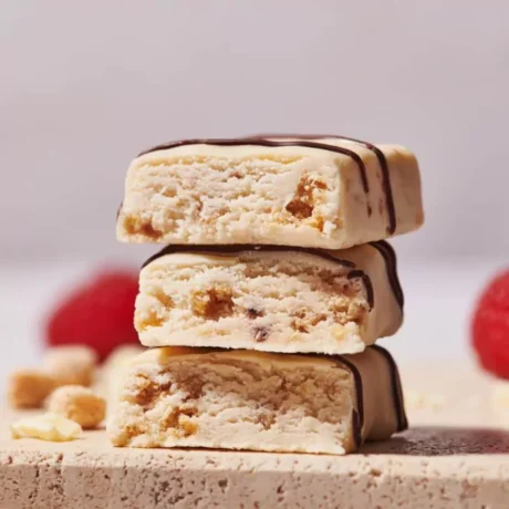 MaxiNutrition Classic Protein Bar White Chocolate Raspberry 40g – drei aufgeschnittene Riegel gestapelt