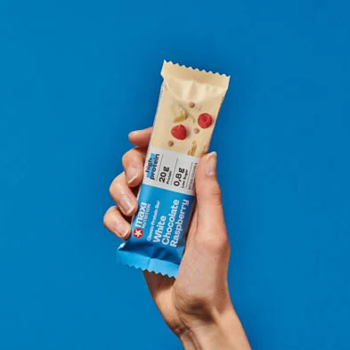 MaxiNutrition Classic Protein Bar White Chocolate Raspberry 40g – Riegel in der Hand