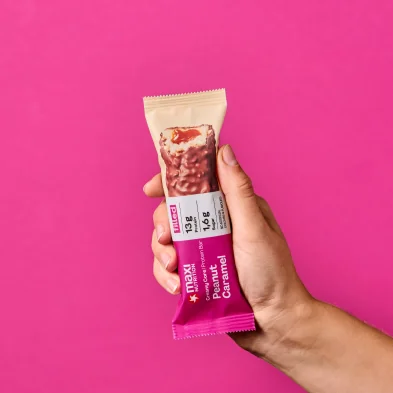 MaxiNutrition Creamy Core Protein Bar Peanut Caramel 45g – Riegel in der Hand