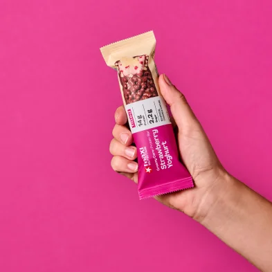 MaxiNutrition Creamy Core Protein Bar Strawberry Yoghurt 45g – Riegel in der Hand