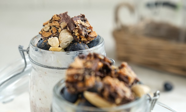 Der Protein Nut Bar Dark Chocolate Peanut von MaxiNutrition verleiht deinem Frühstück einen besonderen Geschmack