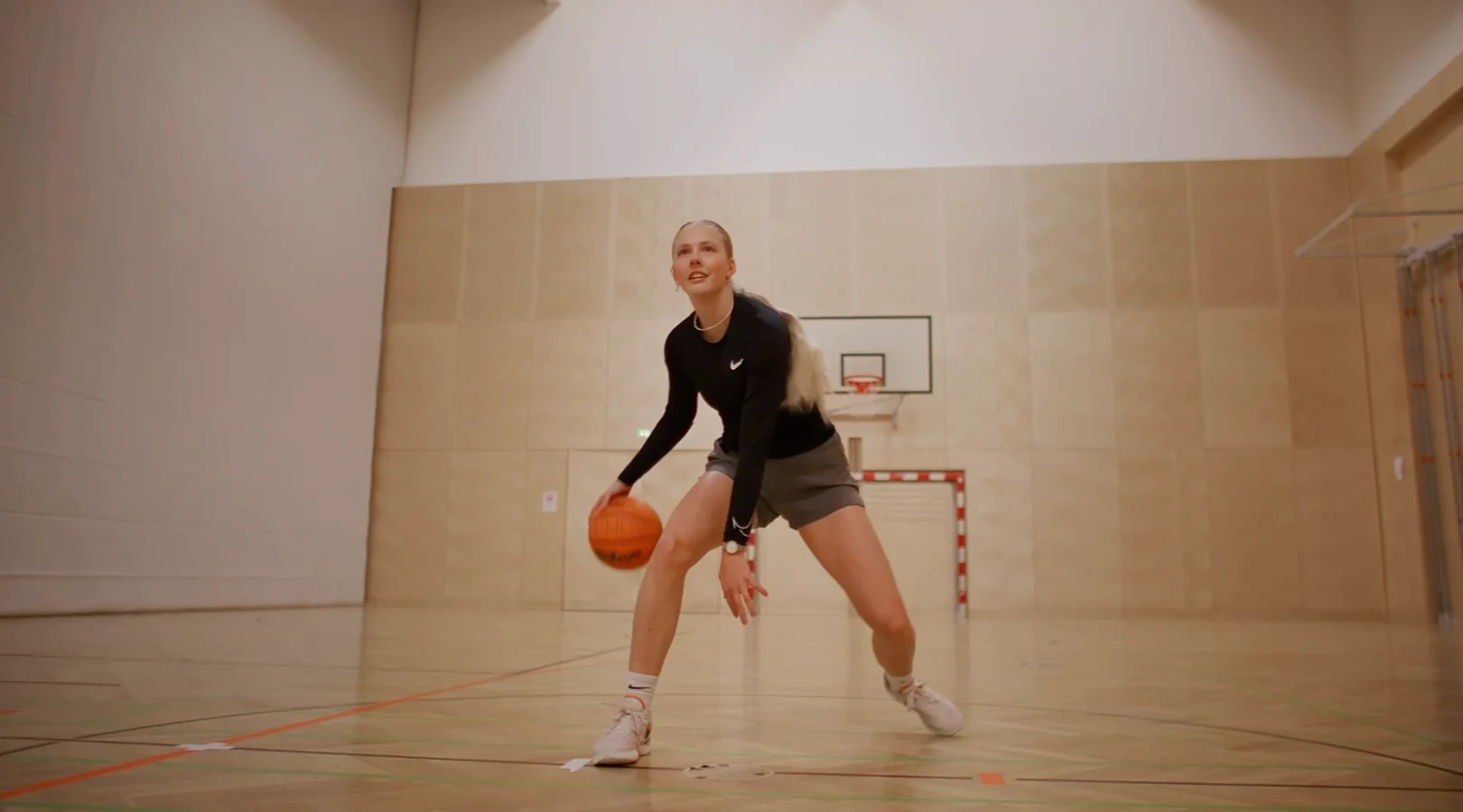 Junges Basketballtalent beim Dribbling in der Sporthalle – Video-Thumbnail zur MaxiNutrition und LSA Partnerschaft