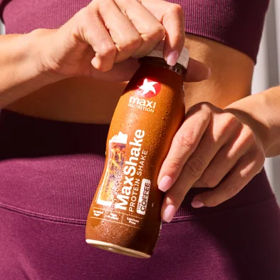 MaxiNutrition MaxShake Protein Milkshake Coffee 330ml – Flasche wird geöffnet