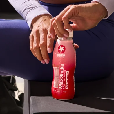 MaxiNutrition MaxShake Protein Milkshake Strawberry 330ml – Flasche wird geöffnet