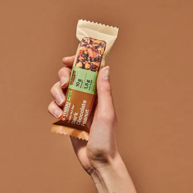 MaxiNutrition Protein Nut Bar Dark Chocolate Peanut 46g – Riegel in der Hand
