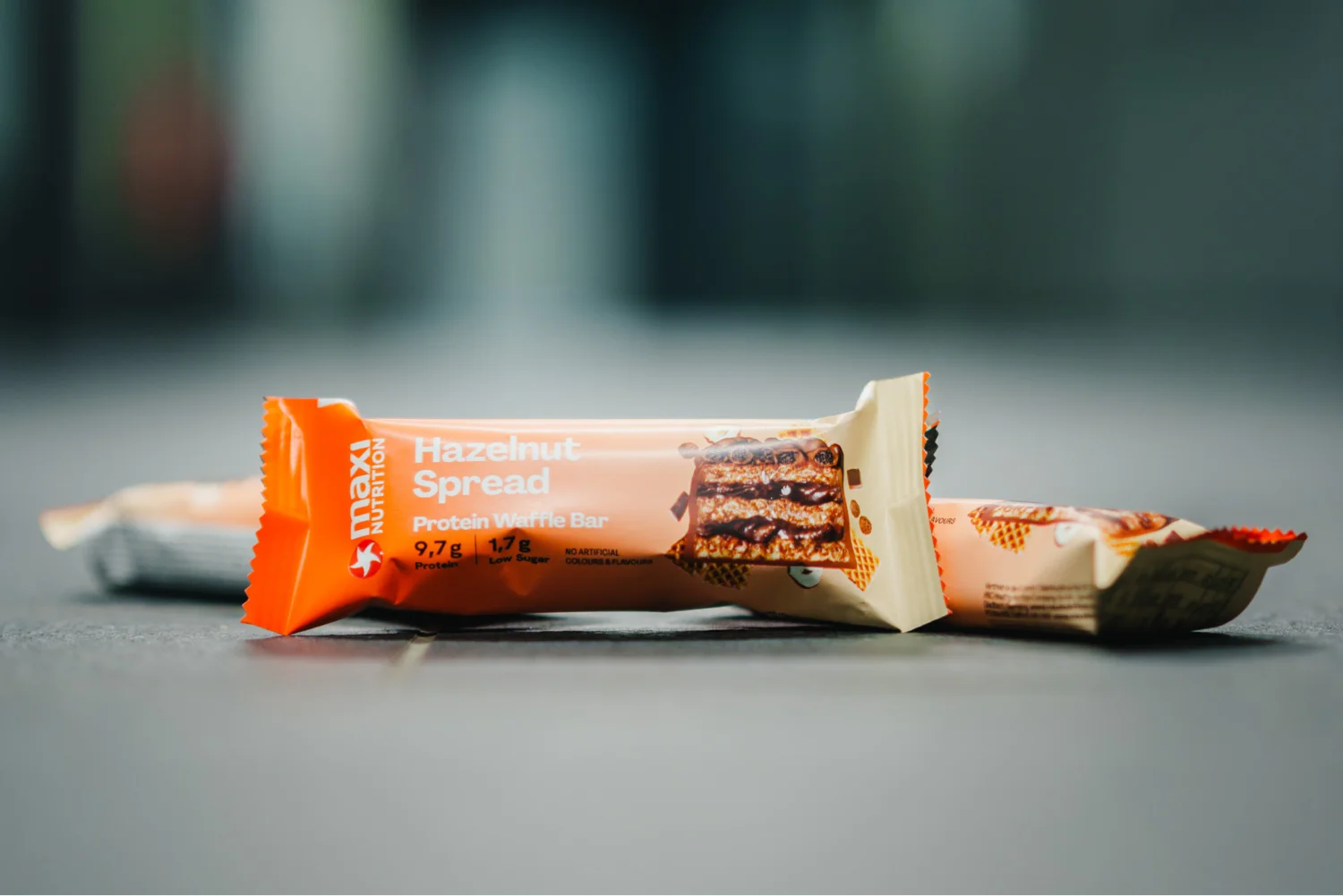 MaxiNutrition Protein Waffle Bar Hazelnut Spread halb geöffnet auf grauem Untergrund – 9,7g Protein, Low Sugar