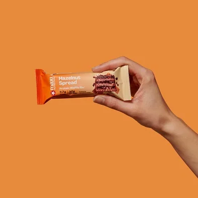 MaxiNutrition Protein Waffle Bar Hazelnut Spread 39g – Riegel in der Hand
