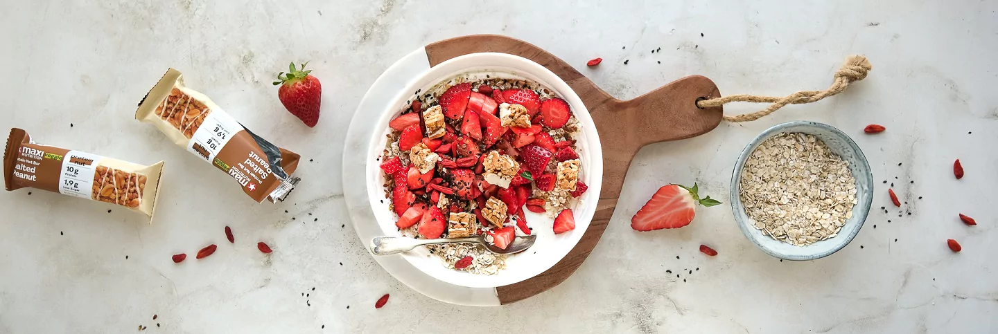 Die Erdbeer Skyr Bowl mit frischen Erdbeeren und den MaxiNutrition Riegeln