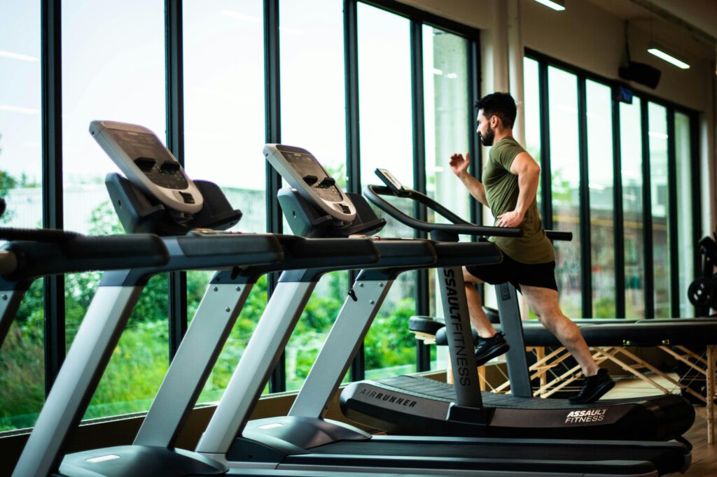 Mann läuft am Laufband im Fitnessstudio