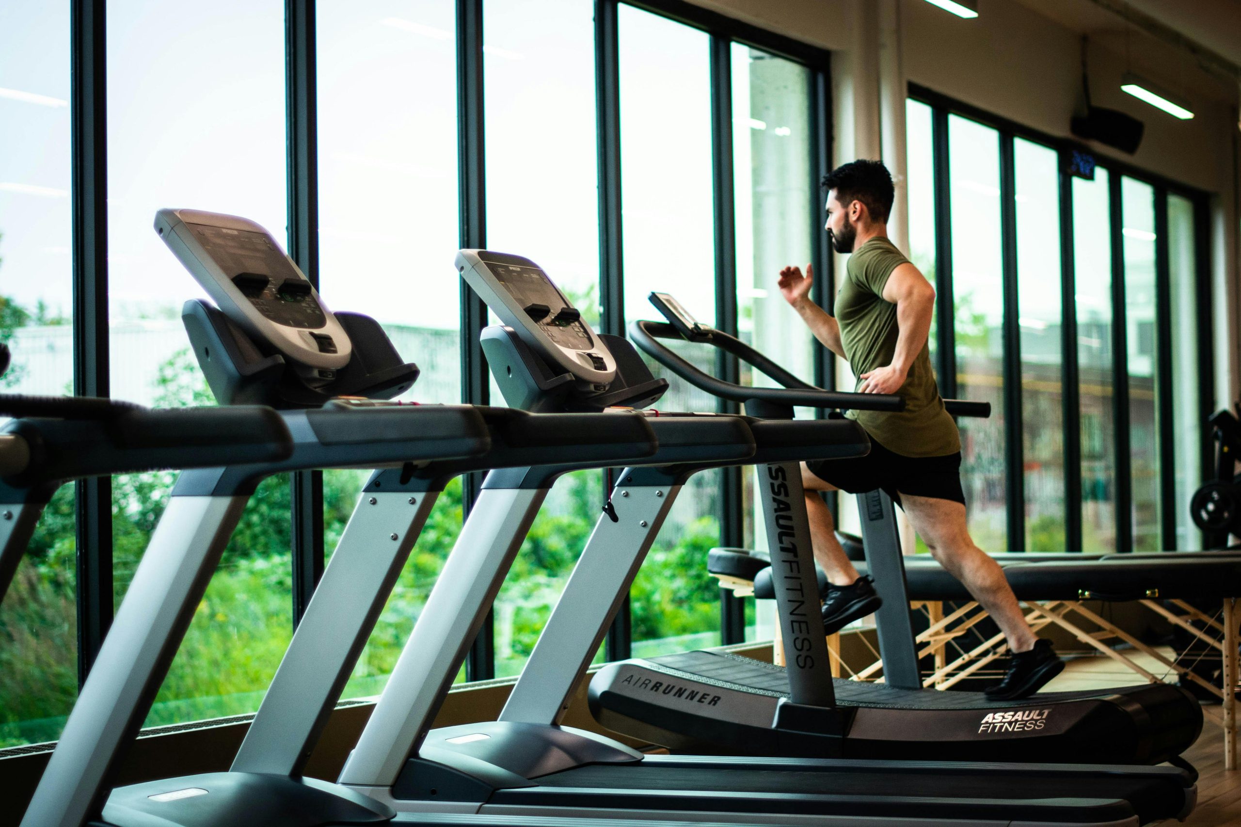 Mann läuft am Laufband im Fitnessstudio