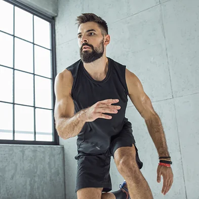 Sportler mit MaxiNutrition Classic Protein Bar Chocolate Brownie – Lifestyle